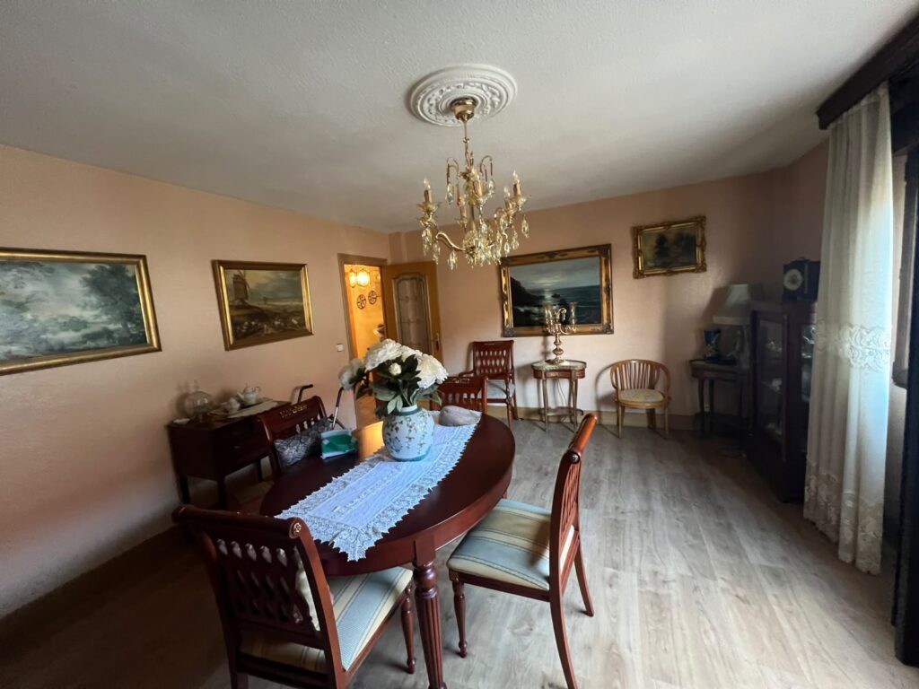 Salón comedor amplio con mesa de comedor · Piso en venta en Calle Naranja, Aranjuez (REF 1853)