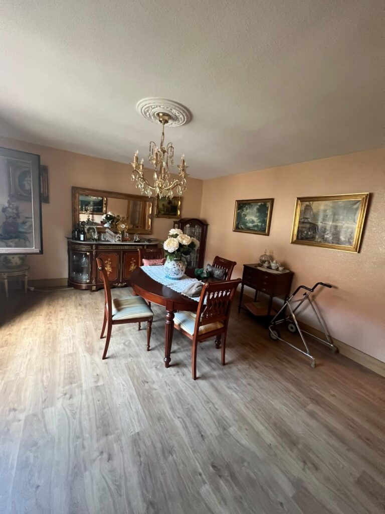 Salón comedor con aparador y cuadros · Piso en venta en Calle Naranja, Aranjuez (REF 1853)