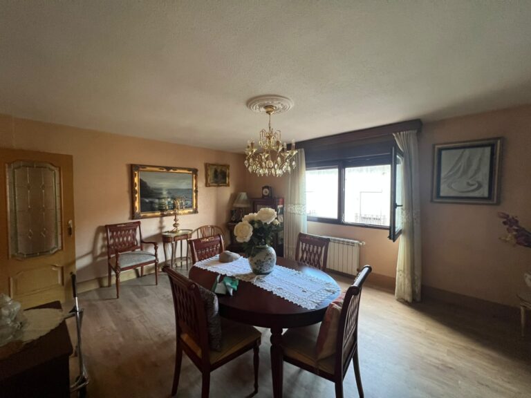 Salón con ventana y mesa de comedor · Piso en venta en Calle Naranja, Aranjuez (REF 1853)