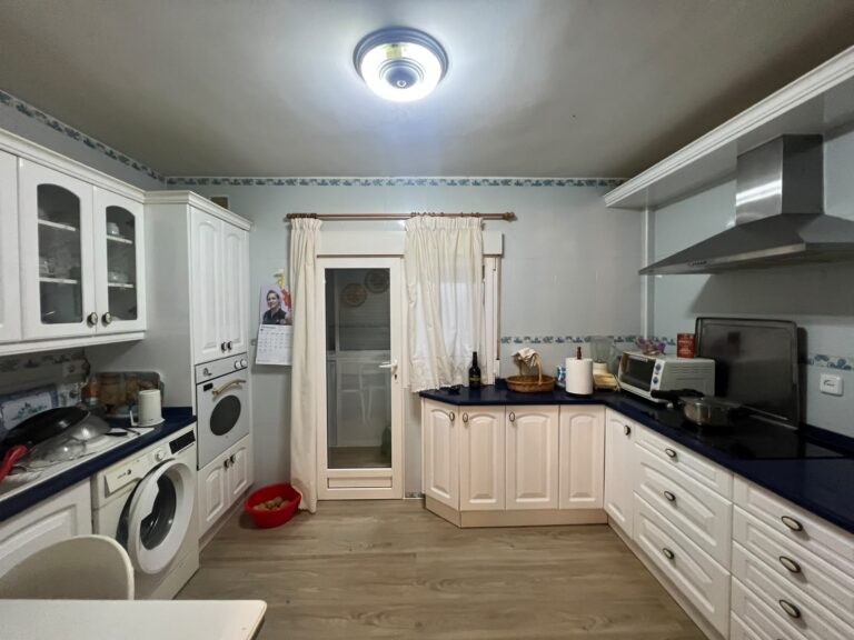 Cocina independiente con muebles blancos · Piso en venta en Calle Naranja, Aranjuez (REF 1853)